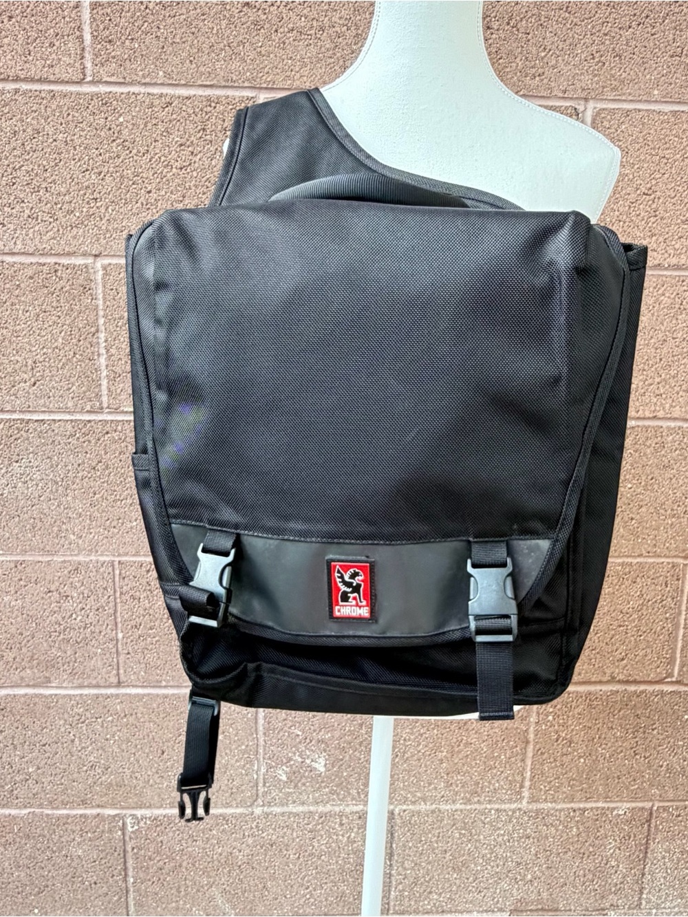 Chrome Car Buckle Black Messenger Bag - Durable Urban Commuter Bag